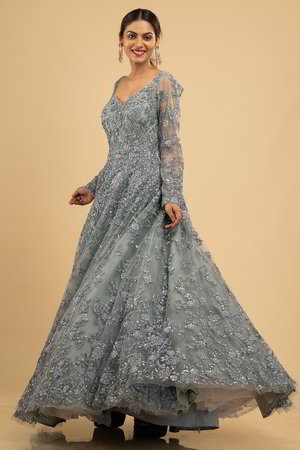 Серое красивое вечернее длинное платье в пол, с длинными рукавами, украшенное вышивкой с бисером, пайетками и стразами