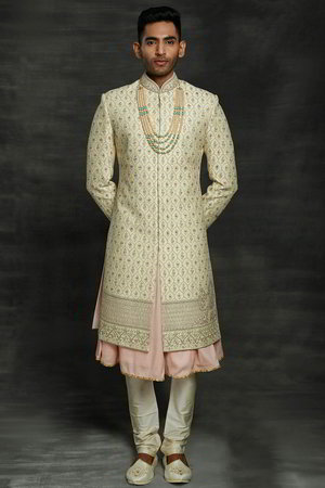Кремовый шёлковый индийский свадебный мужской костюм / шервани, украшенный вышивкой