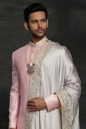 Перламутровый шёлковый индийский свадебный мужской костюм / шервани, украшенный вышивкой
