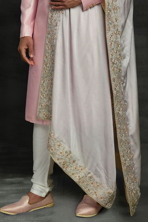 Перламутровый шёлковый индийский свадебный мужской костюм / шервани, украшенный вышивкой
