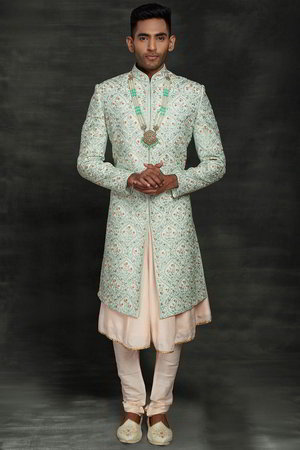 Зелёный индийский свадебный мужской костюм / шервани из шёлка, украшенный вышивкой