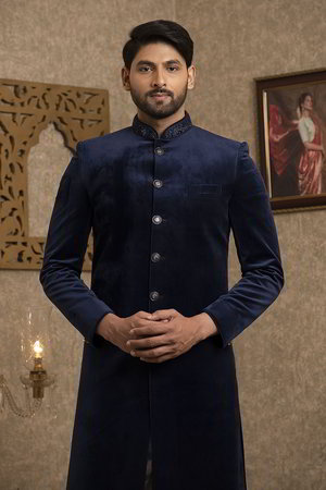 Тёмно-синий бархатный индийский свадебный мужской костюм / шервани, украшенный вышивкой люрексом
