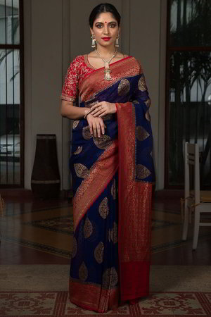 Тёмно-синее, золотое и красное индийское сари из жоржета, украшенное вышивкой люрексом