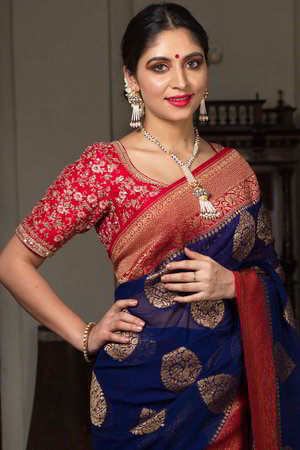 Тёмно-синее, золотое и красное индийское сари из жоржета, украшенное вышивкой люрексом