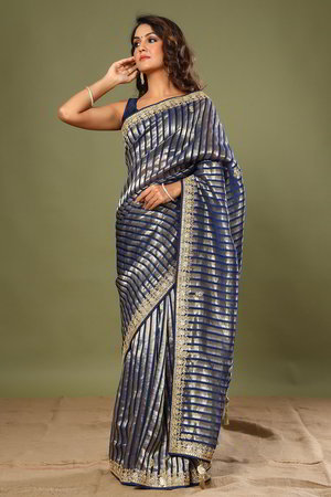Золотое и тёмно-синее индийское сари, украшенное вышивкой люрексом с перламутровыми бусинками