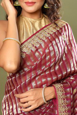 Золотое и розовое индийское сари, украшенное вышивкой люрексом с перламутровыми бусинками