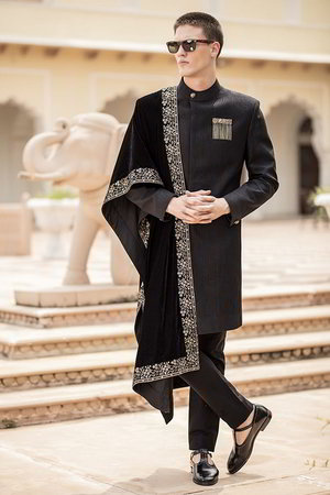 Чёрный индийский свадебный мужской костюм / шервани из шёлка