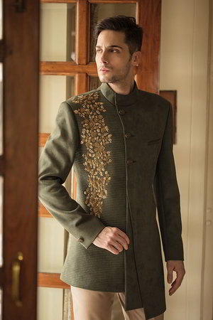 Оливковый замшевый индийский свадебный мужской костюм / шервани, украшенный вышивкой
