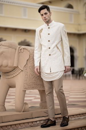 Цвета айвори хлопковый индийский свадебный мужской костюм / шервани, украшенный вышивкой
