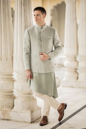 Мятно-зелёный хлопковый и замшевый индийский свадебный мужской костюм / шервани, украшенный вышивкой