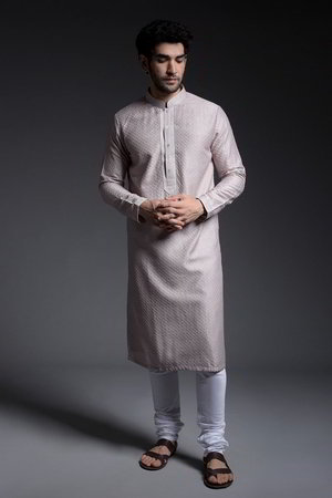 Серый шёлковый индийский национальный мужской костюм, украшенный вышивкой