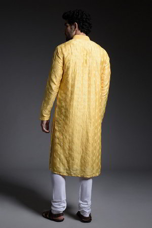 Жёлтый индийский национальный мужской костюм из шёлка, украшенный вышивкой