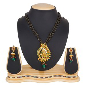 Золотое индийское свадебное украшение (мангалсутра) со стразами