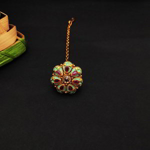 Цвета меди, зелёное и золотое медное и латунное индийское украшение на голову (манг-тика) с искусственными камнями