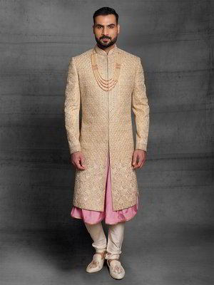 Бежевый шёлковый индийский свадебный мужской костюм, украшенный вышивкой люрексом