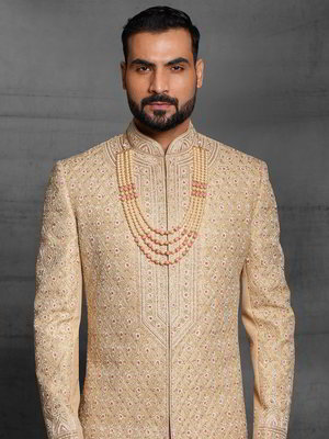 Бежевый шёлковый индийский свадебный мужской костюм, украшенный вышивкой люрексом