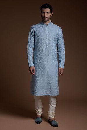Синий шёлковый индийский национальный мужской костюм, украшенный вышивкой