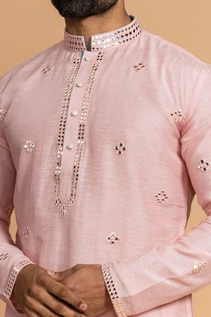 Перламутровый шёлковый индийский национальный мужской костюм, украшенный вышивкой