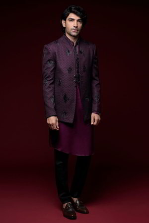 Фиолетовый атласный мужской костюм, украшенный вышивкой