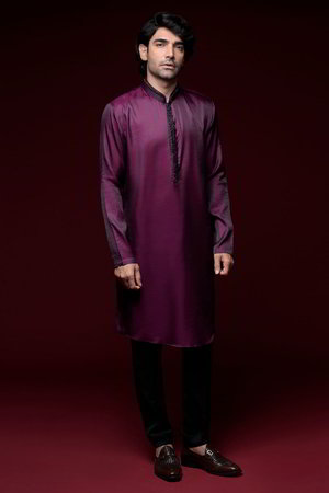 Фиолетовый атласный мужской костюм, украшенный вышивкой