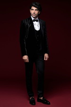 Чёрный бархатный мужской костюм, украшенный вышивкой