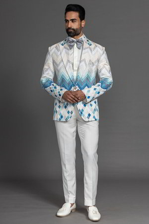 Белый шёлковый мужской костюм, украшенный вышивкой