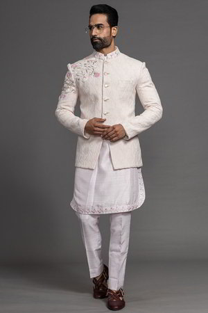Розовый хлопко-шёлковый мужской костюм, украшенный вышивкой