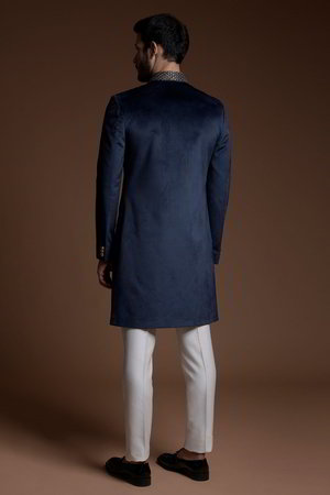 Синий индийский свадебный мужской костюм / шервани из замши, украшенный вышивкой