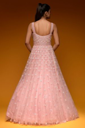 Светло-розовое платье / костюм из фатина без рукавов, украшенное вышивкой