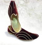 Бордовая индийская мужская обувь (туфли), украшенная стразами