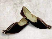 Тёмная индийская мужская обувь (туфли), украшенная стразами